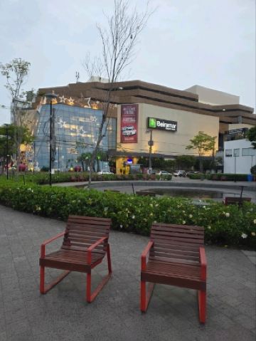 플로리아노폴리스의 바다 옆 크리스마스 조명