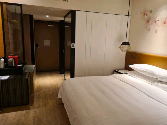 “Trendy Orchard‑Edge Haven with Spa & Club Lounge”