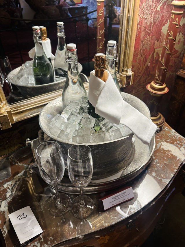More than 300 years old historic, old-style English 5star hotel in Edinburgh 
