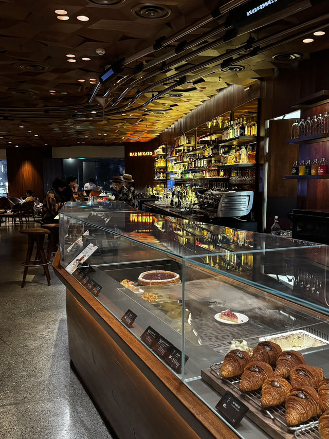 Самый большой Starbucks Shanghai  Самый большой Starbucks Shanghai