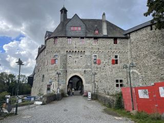 シュロス・ブルク（Schloss Burg）は、ドイツのノルトライン＝ヴェストファーレン州ゾーリンゲン市のブルク区に位置し、ヴッパー川の渓谷を見下ろす高台にあります。
