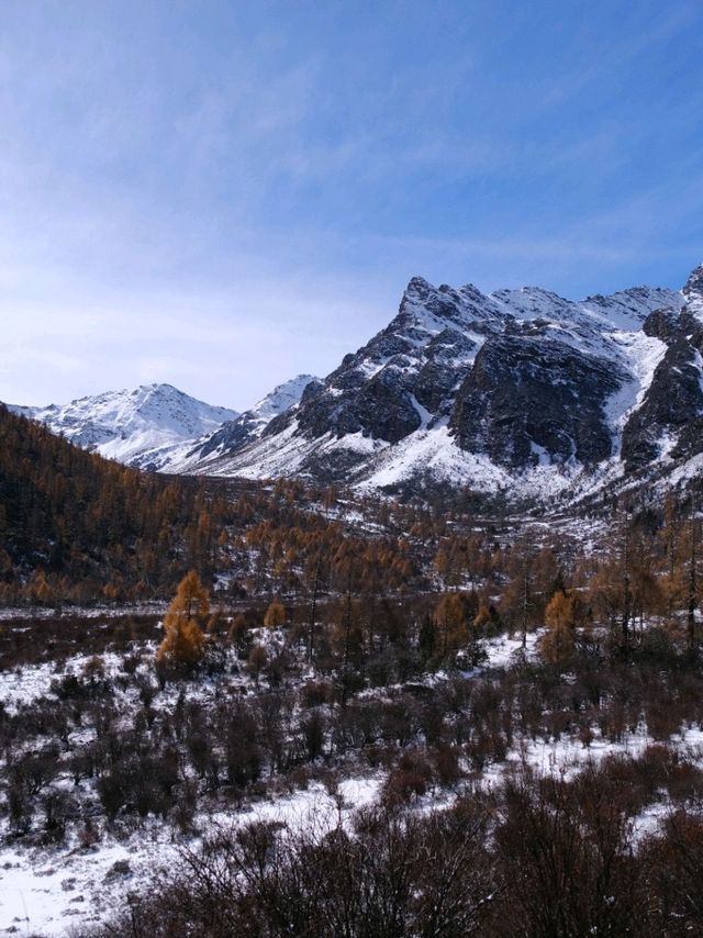 First Autumn-Snow Hike in Majiagou