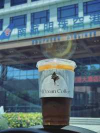 聽飛機起降，嘗杯中風物，盼旅途中的奇妙事