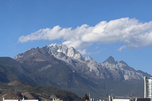 躺在床上看日照金山，遠看大石頭，近看的大雪山