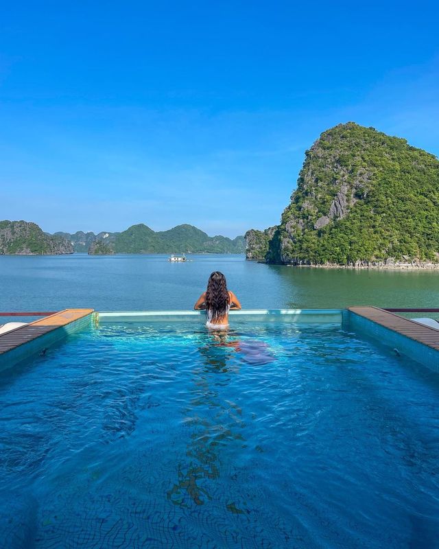 Cruising Bliss in Halong Bay 🚢