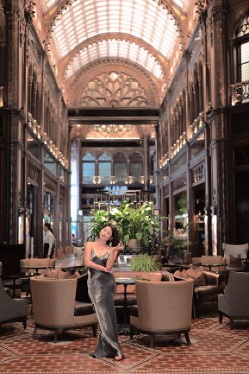 What is it like to live in a luxurious palace in Budapest?