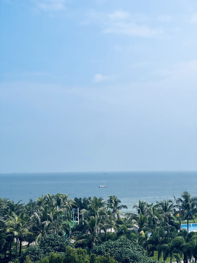 這家位於海陵島的飯店一出門就是沙灘，真的美到讓人落淚