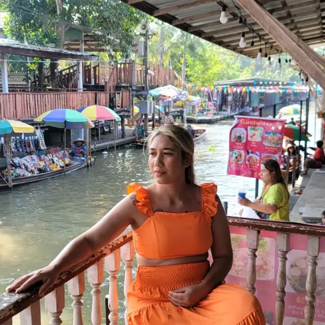 Is it worth to visit Thai floating markets?