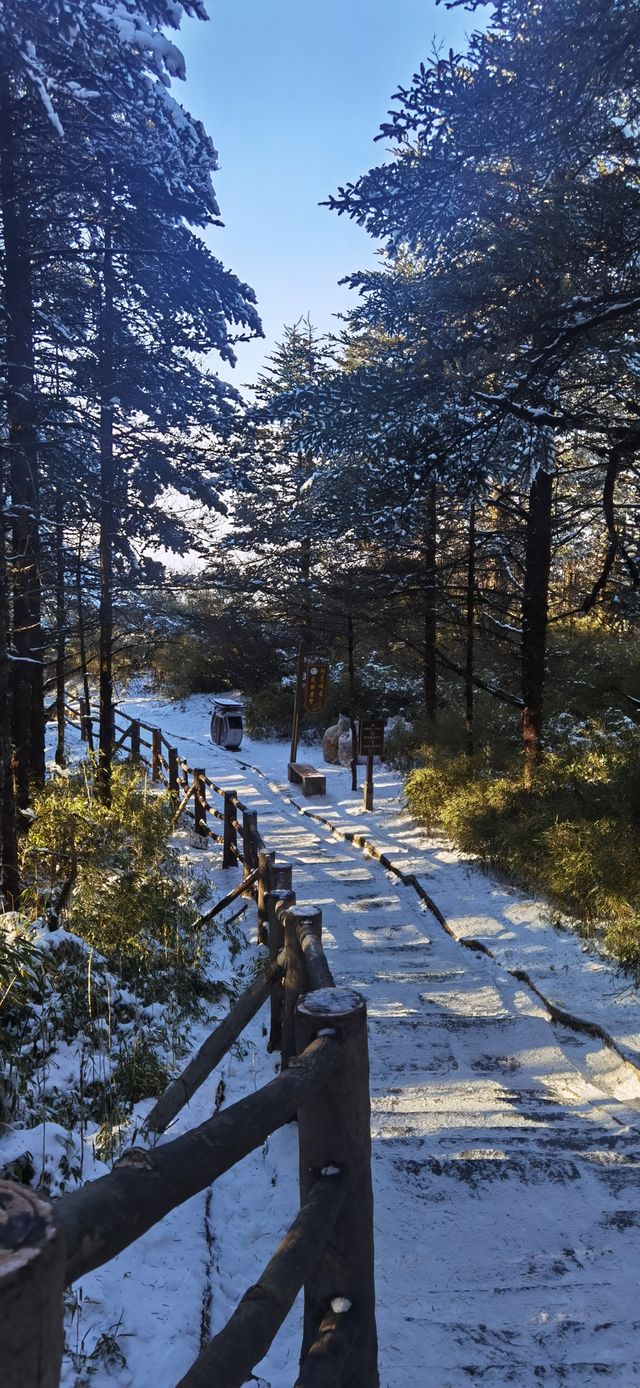 峨眉山的雪景和雲海是每年都值得親臨一次的美景