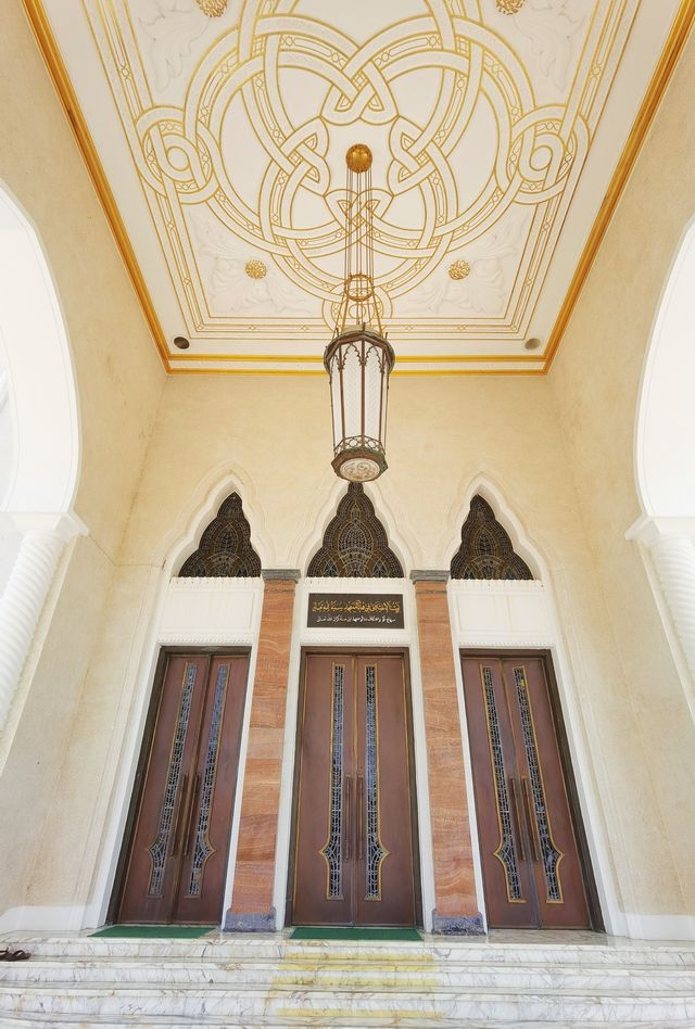 奧馬爾阿里賽義夫丁清真寺