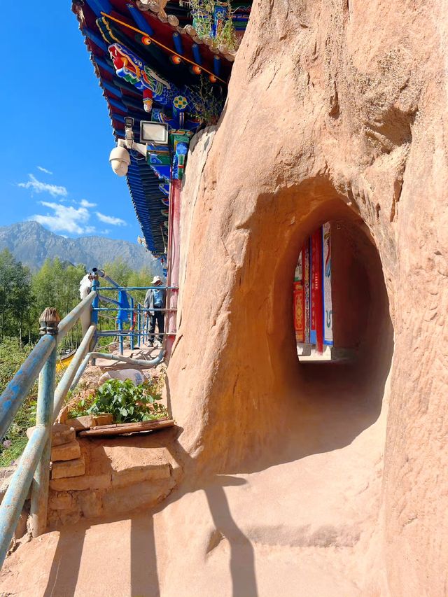 垂直攀爬馬蹄寺，絕壁上的古剎梵音