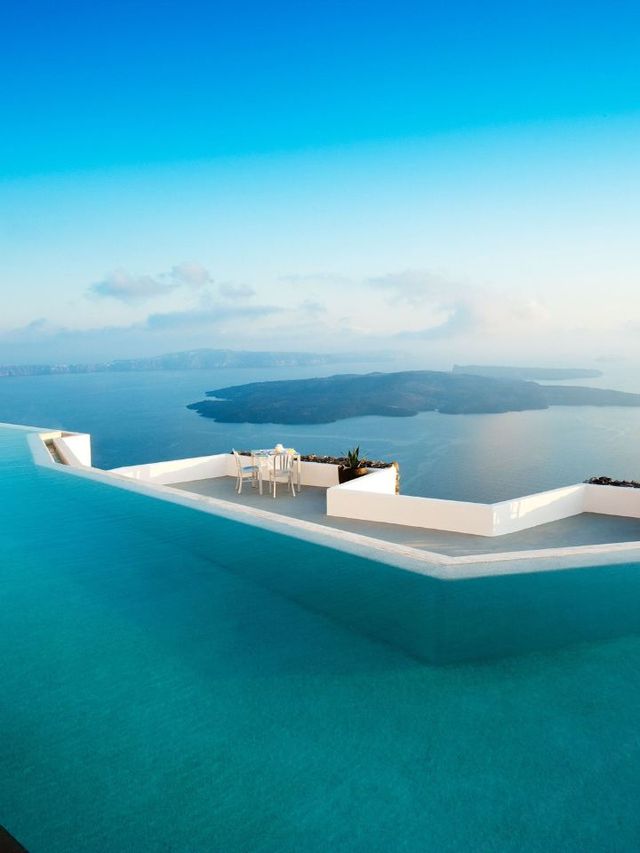 🌟 Santorini's Grace Hotel: A Gem on the Cliffs 🌅