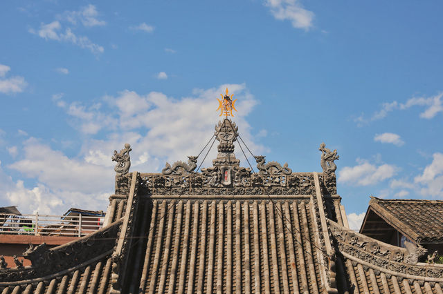 西昌市必到景點之大石板村和靈鷹寺。