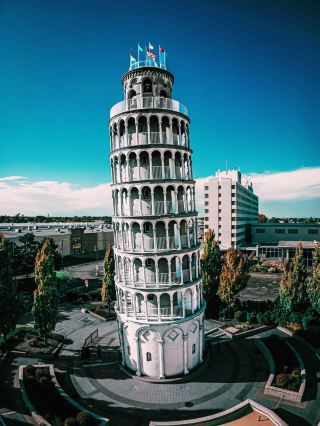 Architectural Wonder - Chicago Leaning Tower | Explore the landmark wonder of the architectural capital of the United States.
