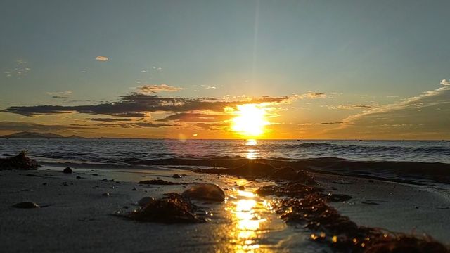 總要在海邊看一場日出吧。