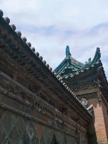 西安回民街初體驗，感受美食與文化之旅。