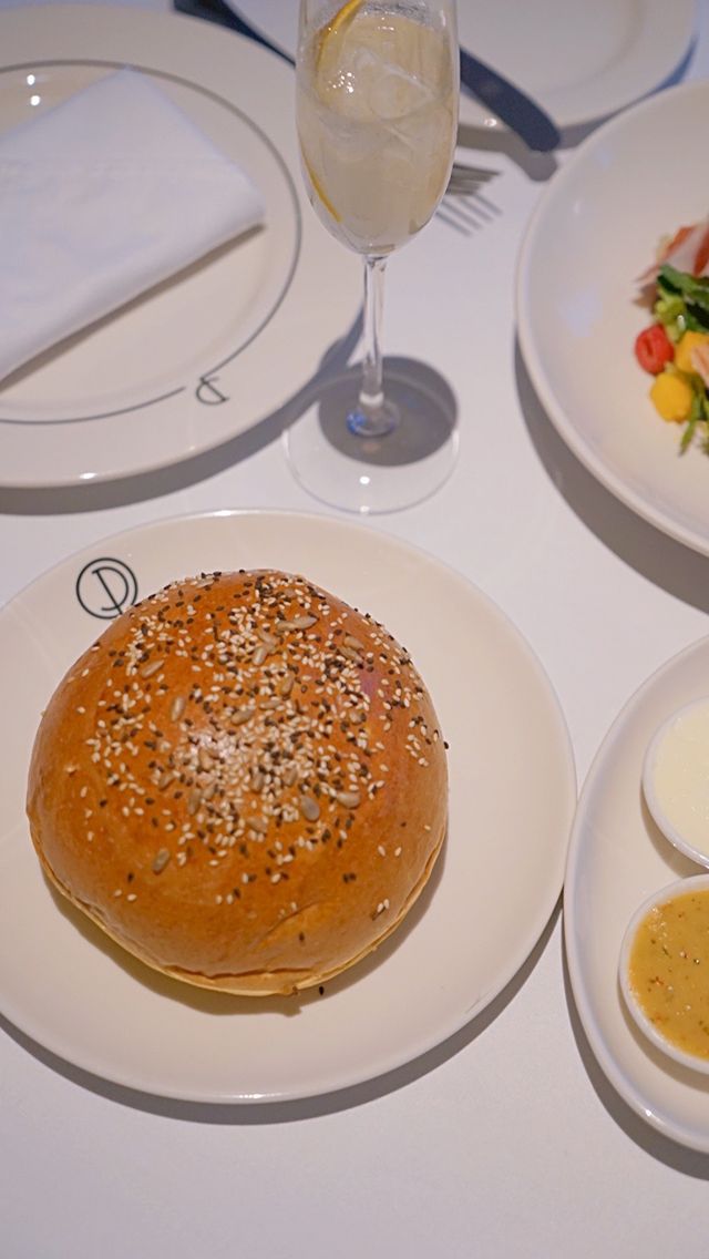 潘若斯牛排館滿滿的高級感 餐食還暴讚。