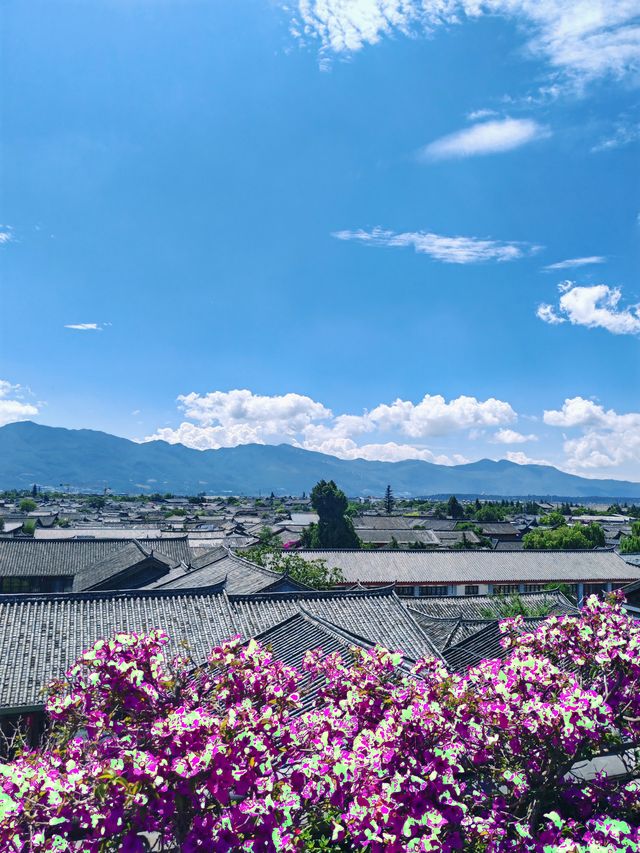 藍天白雲下的民宿拍照也太出片了吧