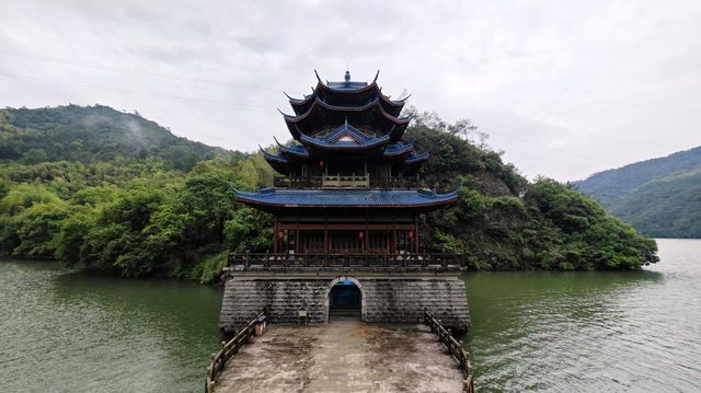 因《富春山居圖》而聞名遐邇的一條江