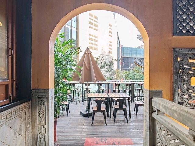Framing Serenity: The Picture-Perfect Windows of Luohan Temple