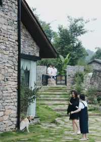 讓心靈放個假，枕著山風與雨聲入眠，南岔灣百年石屋聽雨記:
