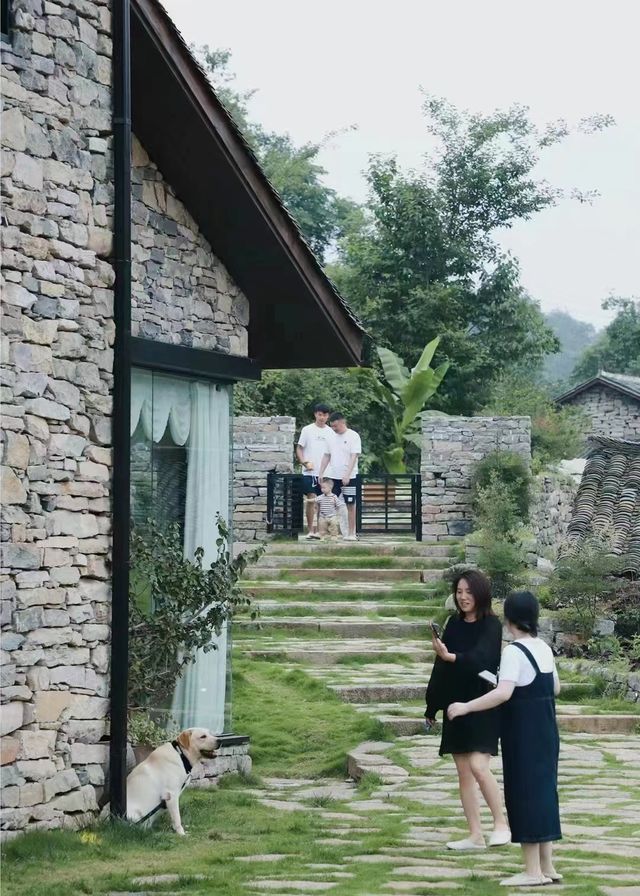 讓心靈放個假，枕著山風與雨聲入眠，南岔灣百年石屋聽雨記:
