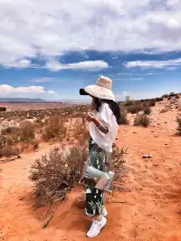 美國西海岸——羚羊谷，馬蹄灣。 去馬蹄灣的路上全是沙子，還是坡路，而且暴曬，來回要走1小時，車子開不