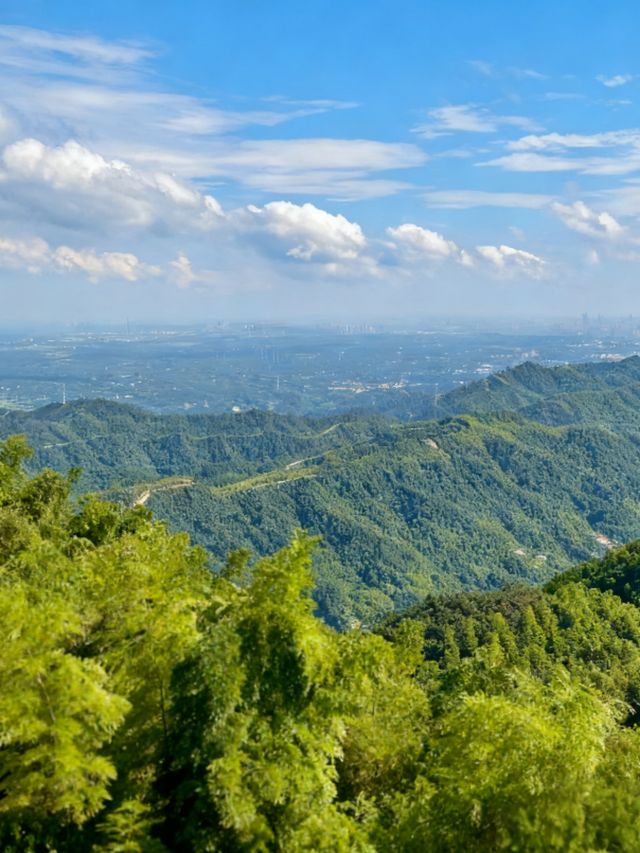 黑麋峰石塔古今碰撞 黑麋峰石塔古今碰撞