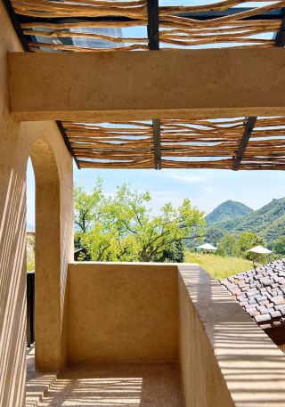 This cliffside terraced rice field guesthouse is stunningly beautiful! Staying here feels like living inside a landscape painting, and you simply don’t want to leave