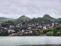 住進瀑布邊的古鎮