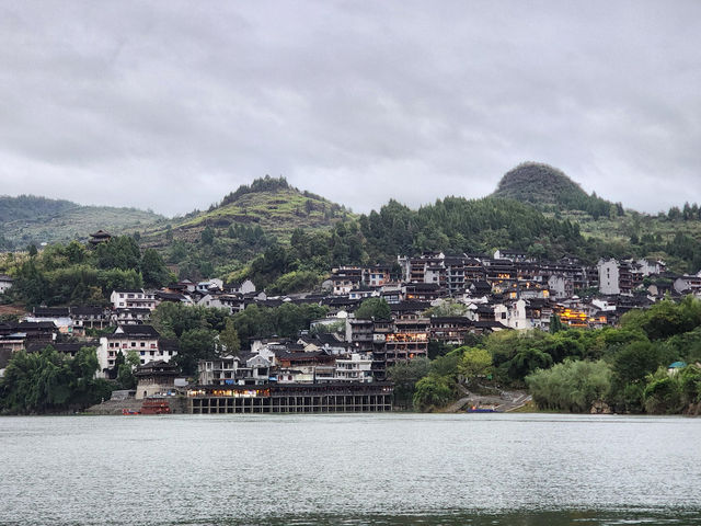 住進瀑布邊的古鎮 住進瀑布邊的古鎮