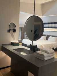 在版納告莊星光夜市的喧囂旁，竟藏著這樣一處靜謐花園