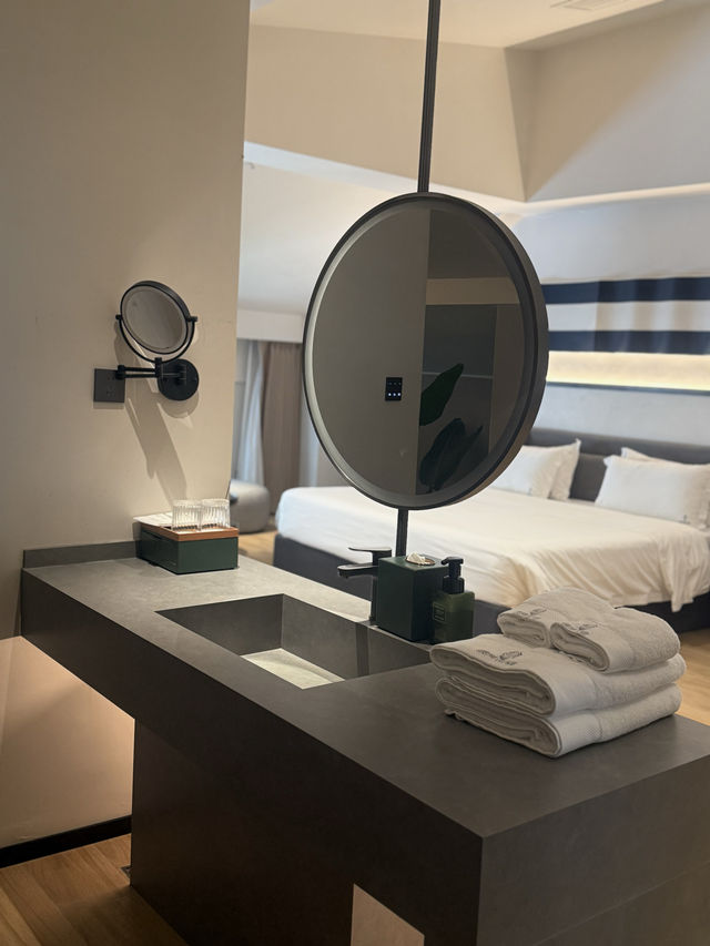 在版納告莊星光夜市的喧囂旁，竟藏著這樣一處靜謐花園