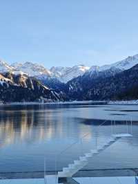 天山天池:在王母瑤臺間淬鍊億年寒玉的雲端鏡宮