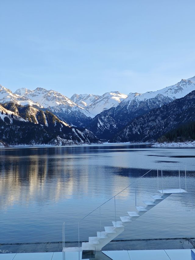 天山天池:在王母瑤臺間淬鍊億年寒玉的雲端鏡宮 天山天池:在王母瑤臺間淬鍊億年寒玉的雲端鏡宮