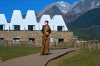 麗江版宮崎駿世界！這家雪山野奢酒店也太治癒了吧