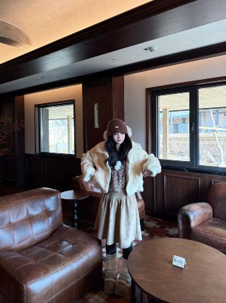 I stayed in a fairytale-like snow-covered wooden cabin in Changbai Mountain!!!