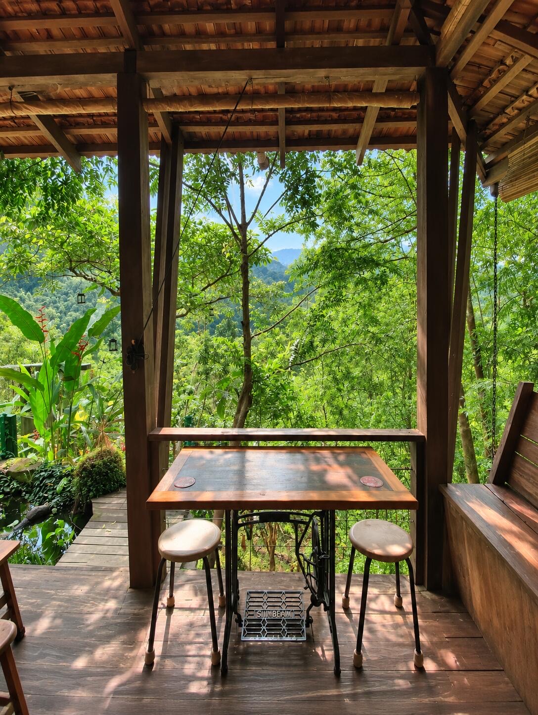 ที่พักในป่าลึกที่ซ่อนตัวอยู่ห่างจากกัวลาลัมเปอร์เพียงหนึ่งชั่วโมง – การพักในกระท่อมไม้ที่ล้อมรอบด้วยพืชพรรณเขียวชอุ่มนั้นช่วยผ่อนคลายได้อย่างเหลือเชื่อ!