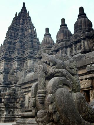 ジョグジャカルタで必ず訪れたい世界遺産、千の塔が林立するプランバナン｜黄金の夕暮れとの約束