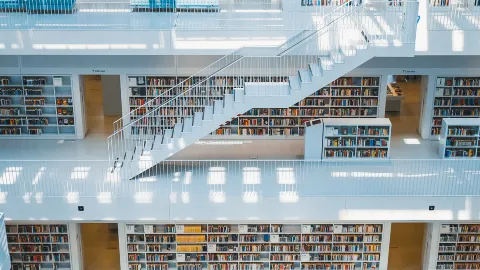 ドイツのシュトゥットガルト市立図書館は、世界で最も美しい図書館の一つです。 — traveler post in シュトゥットガルト
