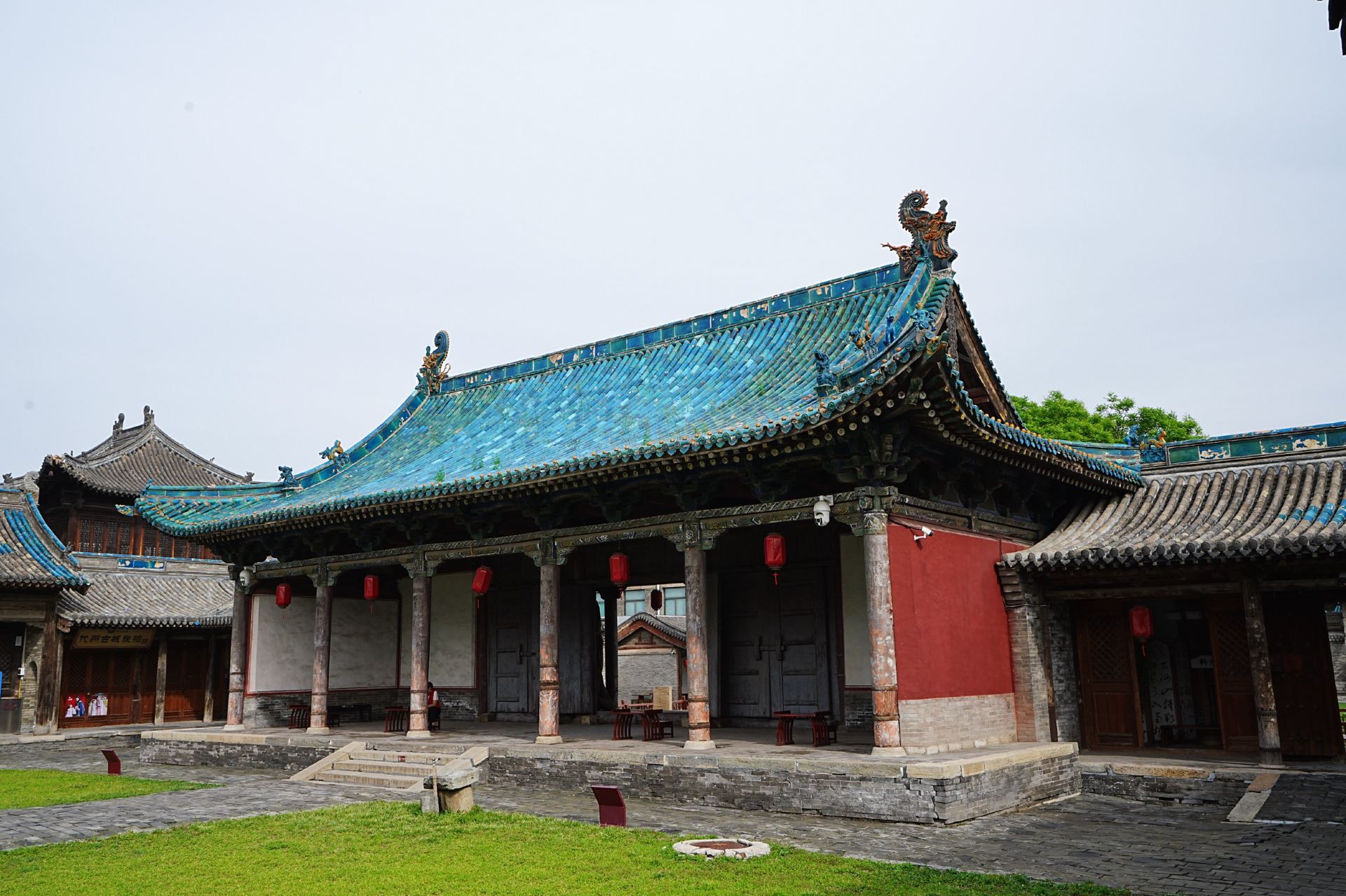 Daixian, nestled against the Hengshan Mountains to the north and encircled by the Hutuo River to the south, was historically known as Daizhou.