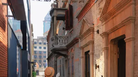 🍁 Artistic CityWalk in Shanghai this autumn 📷 Wandering through the alleys is perfect for photos‼️ — traveler post in Shanghai