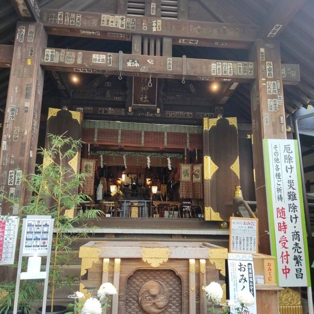 保護美食的獅子，築地市場的波除神社。