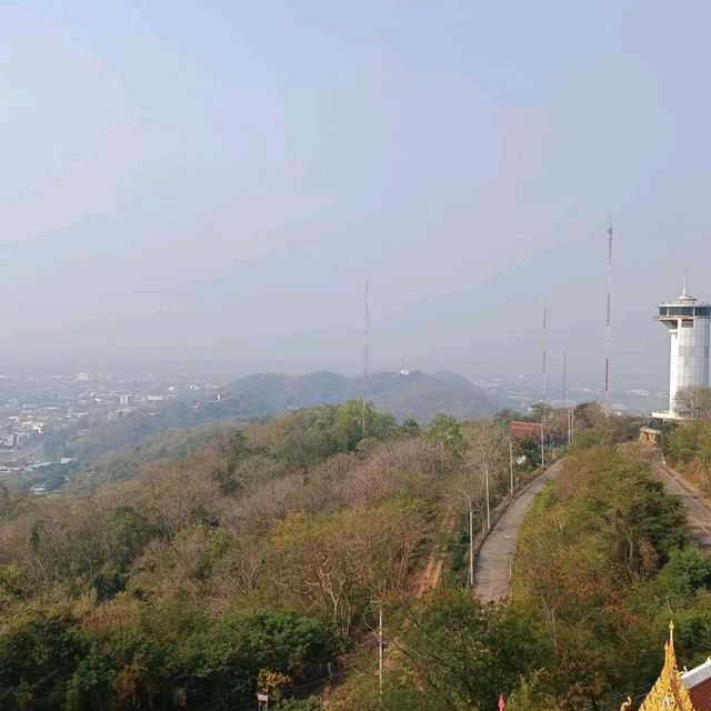วัดคีรีวงศ์ บนยอดเขากลางเมืองนครสวรรค์