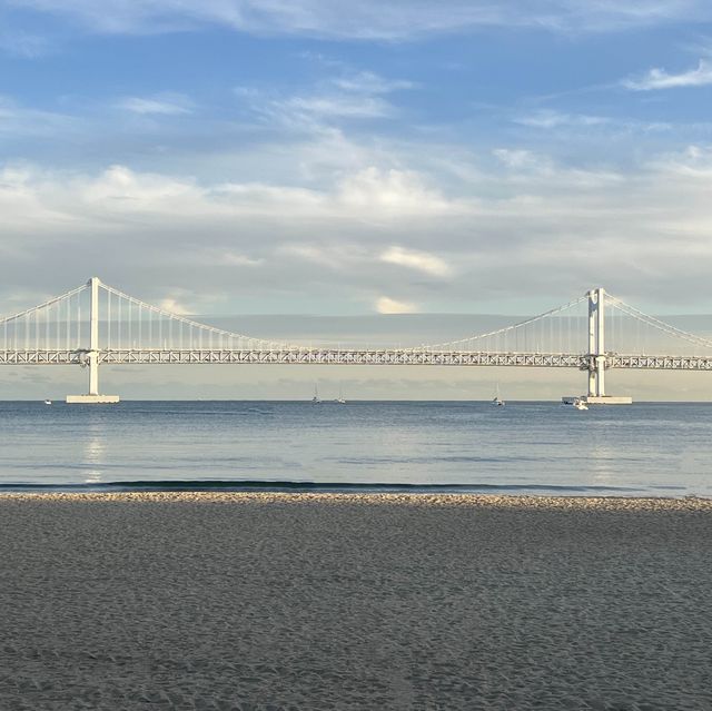 큰 유리창으로 광안대교와 넓은 바다를 자고 일어나면서 볼 수 있는 바닷가 1초컷 광안리 센트럴베이 호텔