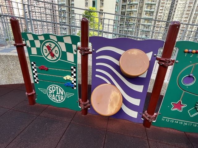 以花崗岩為主題嘅九龍灣彩禧路公園