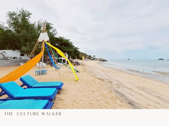 นั่งมองทะเล ที่คาเฟ่ริมหาดทรายน้อย หัวหิน