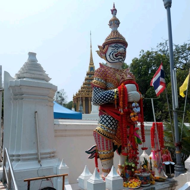 สักการะพระบรมสารีริกธาตุ วัดพระพุทธบาท สระบุรี