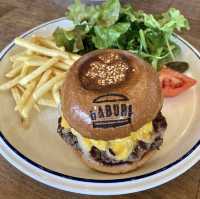 ハンバーガーに生野菜を挟まない店