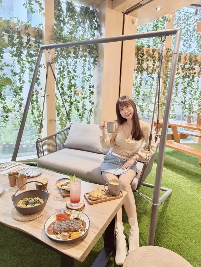몽콕 도심 캠핑감 넘치는 서양식 레스토랑